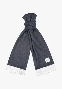 Scaldino grigio scuro lavorato a maglia con bordi frangiati, caratterizzato da un nodo piegato nella parte superiore e un'etichetta rettangolare su un lato. Texture morbida.