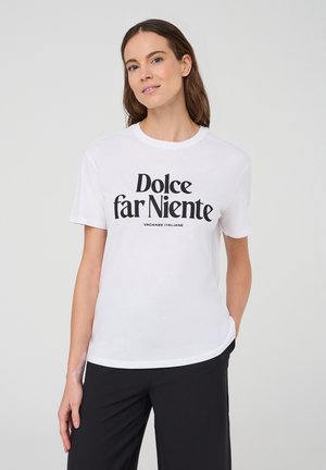 Maglietta bianca in cotone a maniche corte con grande scritta nera "Dolce far Niente" e "Vacanze Italiane" stampata sul davanti.