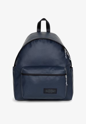 Marineblauwe nylon rugzak met een afgeronde vorm, een voorvak met ritssluiting, een logopatch en twee verstelbare riemen. Voorzien van een handgreep aan de bovenzijde.