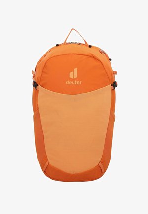 Sac à dos orange avec des sections en tissu maillé et solide, une poignée supérieure, des bretelles réglables et un logo à l'avant. Texture lisse sur l'ensemble.