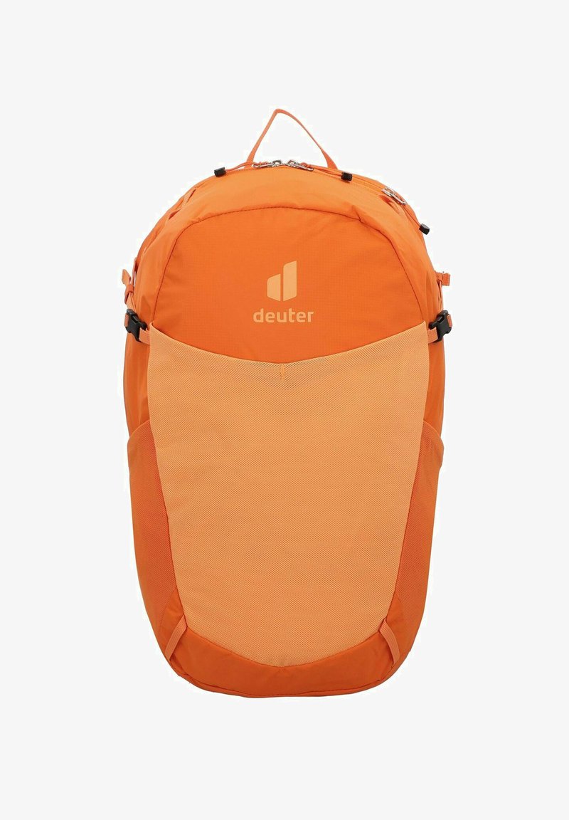 Oranje rugzak met mesh- en stevige stoffen delen, handvat aan de bovenkant, verstelbare schouderbanden en een logo aan de voorkant. Glad oppervlak overal.