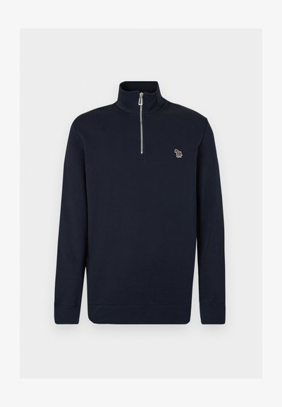 Μπλε σκούρο μακρυμάνικο πουλόβερ με ψηλό γιακά, ασημένιο φερμουάρ μπροστά και μικρό πολύχρωμο λογότυπο ζέβρας στο αριστερό στήθος.