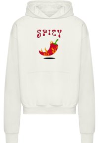 Felpa bianca con un grafico di un peperoncino rosso circondato da fiamme e la scritta "SPICY" in un font giocoso sopra. Materiale in cotone, vestibilità casual.