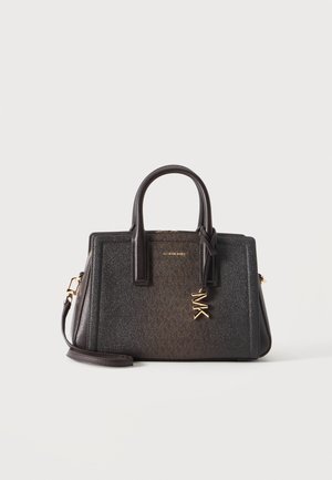 Schwarze strukturierte Lederhandtasche mit Doppelgriffen, einem abnehmbaren Schulterriemen und einem goldenen Michael Kors Logo-Anhänger, der an einem Griff hängt.