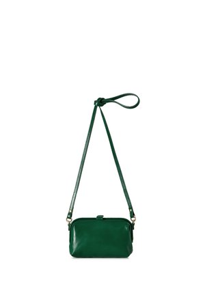 Pequeño bolso bandolera de cuero verde oscuro con correa ajustable y herrajes dorados sobre fondo blanco