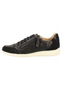 Baskets en cuir noir avec accents en daim, dotées de lacets ronds, d'une fermeture éclair latérale et d'une semelle en caoutchouc blanche contrastée. Détails à motifs sur les côtés.