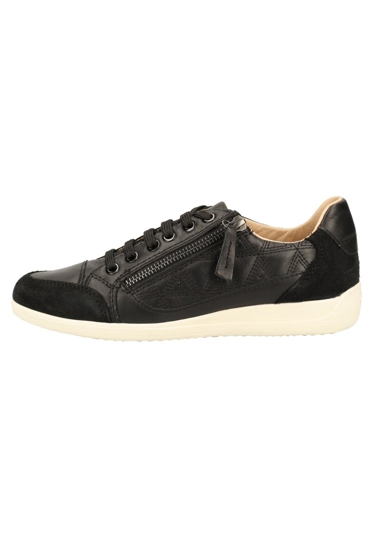 Baskets en cuir noir avec accents en daim, dotées de lacets ronds, d'une fermeture éclair latérale et d'une semelle en caoutchouc blanche contrastée. Détails à motifs sur les côtés.