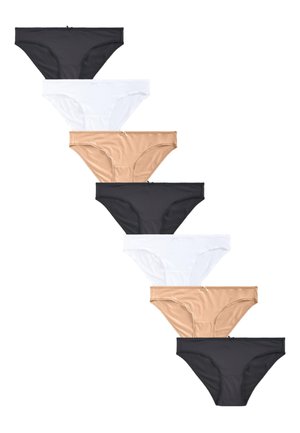 Zbliżenie na dolną część brzucha osoby noszącej beżową bieliznę z małą ozdobną kokardką z przodu w pasie.