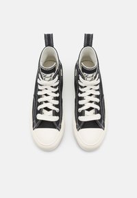 Zwarte canvas hoge sneakers met witte veters en rubberen zolen. Voorzien van witte stiksels en een logo op de tong.