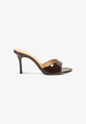 Mule en cuir verni marron foncé à bout ouvert avec un talon haut fin et une semelle intérieure beige, vue de côté sur fond blanc.