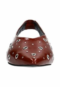 Rode gepatenteerde leren ballerina met uitsnijdingen en zilveren oogjes. Heerlijke ronde neus en gevoerde binnenkant voor extra comfort.