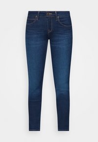 Vaqueros ajustados de mezclilla azul oscuro con una textura suave, que presentan un diseño clásico de cinco bolsillos y costuras en contraste.