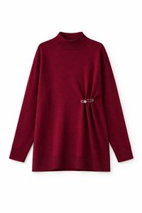 Pull bordeaux à col montant et manches longues. Présente un accent décoratif avec une épingle de sûreté et des poignets et ourlet côtelés. Texture douce.