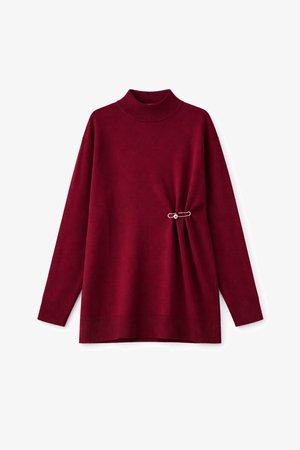 Vīna sarkansinīts džemperis ar augstu apkakli un garām piedurknēm. Rotāts ar dekoratīvu drošības tapu un rāvējslēdzēja aprocēm un apakšu. Mīksta tekstūra.