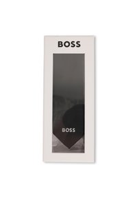 Schwarze Fliege mit einem strukturierten Muster, präsentiert in einer transparenten Box, mit einem deutlich sichtbaren weißen 'BOSS'-Logo auf der Vorderseite.