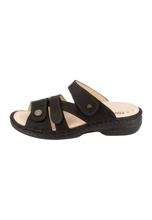 Schwarze Sandale mit offenem Zehenbereich, drei verstellbaren Riemen, gepolsterter beiger Innensohle und niedriger Keilsohle, für Komfort entworfen.