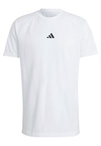 Bílý sportovní tričko s krátkým rukávem s jemnými strukturovanými vzory a černým logem Adidas umístěným ve středu hrudi.