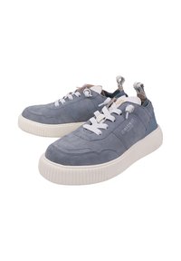 Para niebieskich zamszowych tenisówek z grubymi białymi podeszwami i sznurowadłami, wyposażonych w uchwyt do zakładania i boczne logo na każdym bucie.