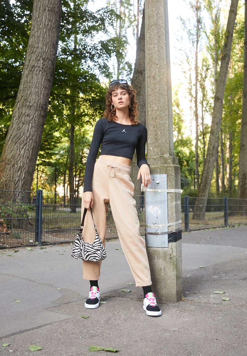 Nike Sportswear PHOENIX W NSW STYLE FLC HR PANT CURVE - Calças de fato de treino - beige