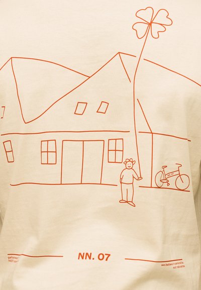 Σχέδιο με περιγράμματα σε ύφασμα ενός σπιτιού με παράθυρα, ενός ατόμου που κρατάει ένα μπαλόνι τριφύλλι τεσσάρων φύλλων και ενός ποδηλάτου με την ετικέτα NN.07.