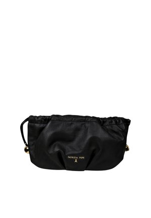Pochette noire en cuir souple avec haut froncé et logo doré "Patrizia Pepe" centré sur le devant.