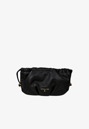 Bolso de mano negro de cuero suave con parte superior fruncida y logo dorado "Patrizia Pepe" centrado en el frente.