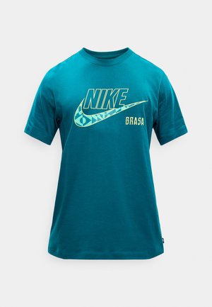 Tricou Nike albastru-verzui cu mâneci scurte, cu logo-ul Swoosh decorat și textul „BRASA” pe față, afișat pe un fundal alb simplu.