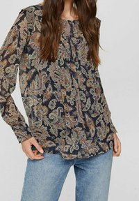 Blusa a maniche lunghe di un blu navy scuro con intricate fantasie paisley in tonalità di verde e arancione. Tessuto leggero e fluido con dettagli arricciati.