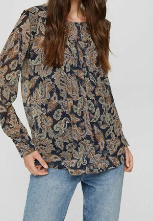 Blouse à manches longues en bleu marine foncé avec un motif paisley complexe dans des nuances de vert et d'orange. Tissu léger et fluide avec des détails froncés.