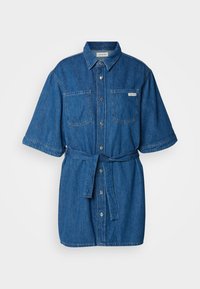 BOXY BELTED SHIRT DRESS - Robe en jean - denim medium