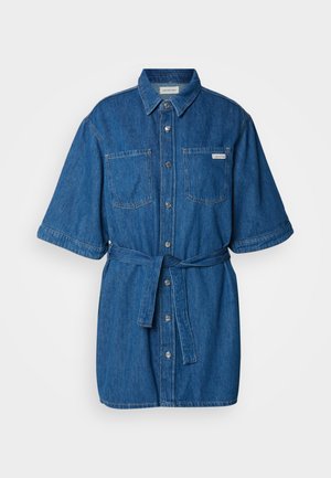 Vestito camicia in denim blu, con maniche corte, colletto, due tasche sul petto, vita legata e bottoni argentati sulla parte anteriore.