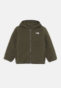 Veste en polaire vert olive avec fermeture éclair sur le devant, capuche et deux poches latérales. Présente un tissu texturé et un logo blanc sur la poitrine.