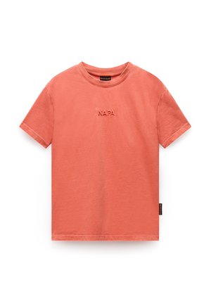 T-shirt corallo a maniche corte realizzato in morbido cotone; presenta il logo "NAPA" in rilievo sul petto e un collo rotondo. Texture liscia, vestibilità casual.