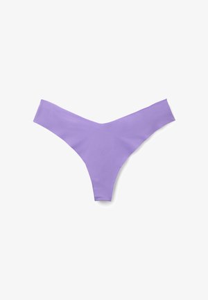 Lavendelfarbiger Damen-String mit nahtlosem Design, flach auf weißem Hintergrund gelegt.