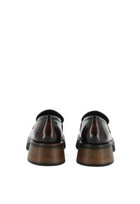 Scarpe in vernice nera con finitura liscia, caratterizzate da una punta arrotondata e un elegante tacco in legno a piattaforma. Accenti testurizzati sui lati.