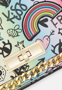Kleine Handtasche mit einem mehrfarbigen Grafikdesign, das einen Regenbogen-Patch, einen goldenen Kettenriemen und einen glänzendenverschluss mit einem quadratischen Detail aufweist.