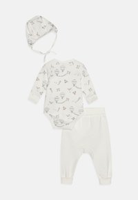 Zestaw zawiera bodysuit w kolorze kremowym z szarym nadrukiem balonów, dopasowane spodnie oraz koordynujący kapelusz z wiązaniami. Miękka, bawełniana tkanina.