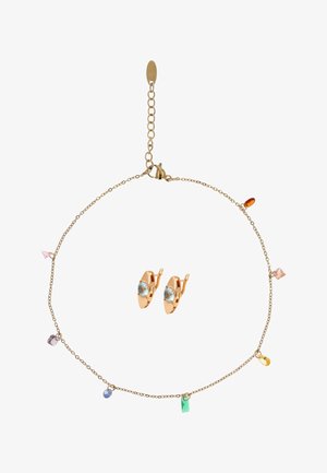 Złoty naszyjnik z łańcuszkiem ozdobiony wielobarwnymi kamieniami szlachetnymi oraz pasujące złote kolczyki z niebieskimi kamieniami w centrum.