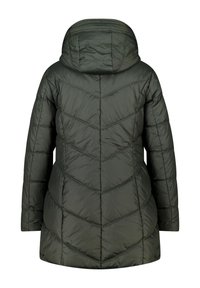Donkergroene pufferjack met een chevronpatroon, een capuchon en een gestructureerd oppervlak. Halflang ontwerp met lange mouwen en zijnaad.