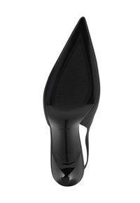 Zapato de tacón alto negro con punta afilada, parte superior de charol suave y suela texturizada con surcos horizontales.