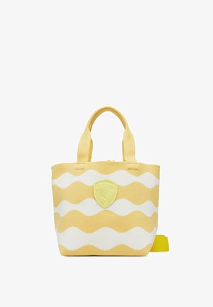 Piccola borsa tote a righe gialle e bianche con due manici e una toppa logo gialla sulla parte anteriore, mostrata su uno sfondo bianco.