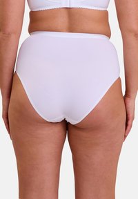 Sous-vêtements blancs taille haute en tissu lisse et extensible, avec une ceinture élastique et des détails de couture minimaux, vus de l'arrière.