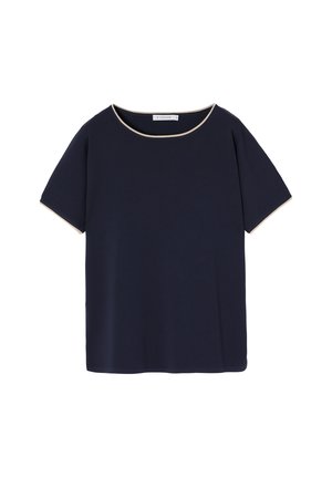 Marineblå kortærmet top med rund hals og kontrastfarvet lys kant langs kraven og ærmerne. Glat stoftekstur.
