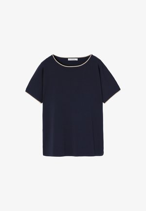 Marineblauwe top met korte mouwen en een ronde halslijn met contrasterende lichte bies langs de kraag en mouwen. Glad textuur van de stof.
