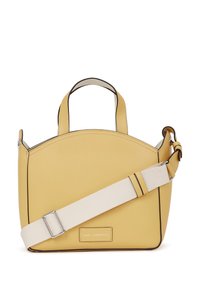 Gul læder håndtaske med en buet form, kontrasterende sort kant, top-håndtag og en aftagelig beige rem. Har et logo-plakette.