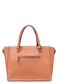 Tote taška v broskvové barvě vyrobená z hladkého syntetického materiálu. Má dvě horní ucha, přední kapsu na zip a kovové detaily v zlaté barvě.