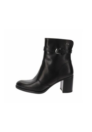 Botte de cheville en cuir noir avec un bout rond, un talon bloc de hauteur moyenne, un détail de boucle sur le côté et une texture lisse. Présente des accents de couture sur le côté.