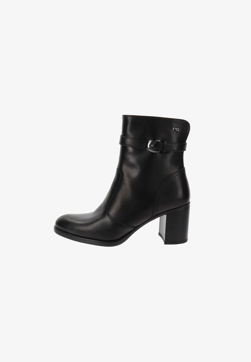 Botte de cheville en cuir noir avec un bout rond, un talon bloc de hauteur moyenne, un détail de boucle sur le côté et une texture lisse. Présente des accents de couture sur le côté.
