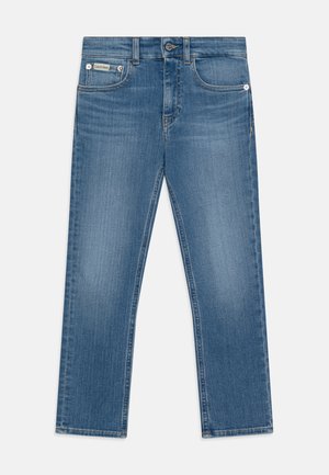 Lys blå denimjeans med rett snitt, fem-pocket design og knappe closure. Myk tekstur med falmede områder og kontrasterende søm.
