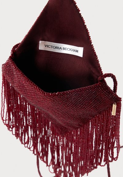 Κόκκινο σκούρο clutch με χάντρες και διακόσμηση φουντών, ανοιχτό για να φαίνεται το εσωτερικό με μπορντό ύφασμα και η ραμμένη ετικέτα Victoria Beckham.